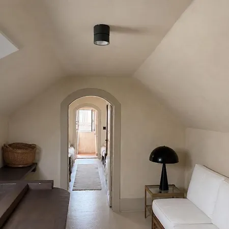 Slow Being In Apartmán